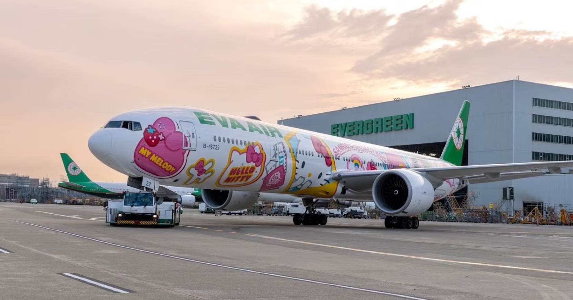 EVA Air �Դ�������ͧ�Թ�� Hello Kitty Besties ������